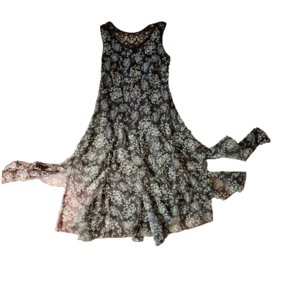 BLACK AND WHITE FLORAL FLOWY DRESS, LACE ON BACK ( SIZE 8 ) - Picture 7 of 9